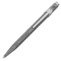 Brown pen with 'Piluma' branding on a white background