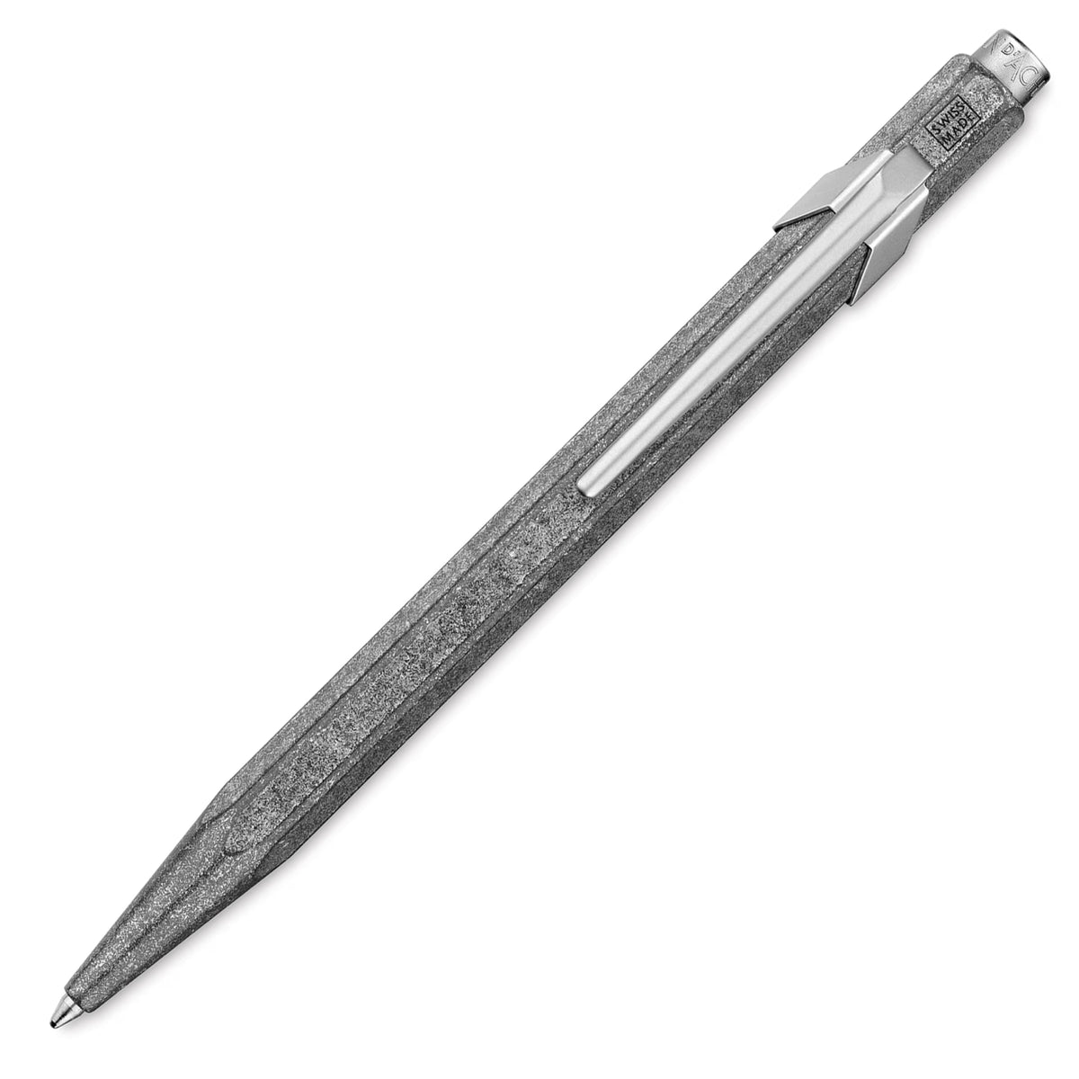Brown pen with 'Piluma' branding on a white background